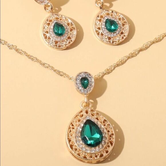 Green Gemstone Necklace Set - Picture 3 of 3